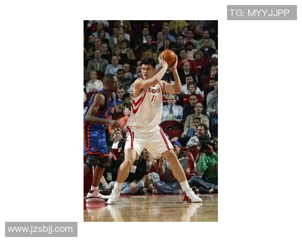 姚明挥舞篮球展现巨人风范与运动精神的完美结合 姚明挥舞篮球展现巨人风范与运动精神的完美结合